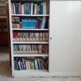 L�ammiraglio coglie subito l�occasione per mostrarci la biblioteca, uno spazio dedicato alla raccolta di oltre 1400 volumi che vedono come protagonista il mare